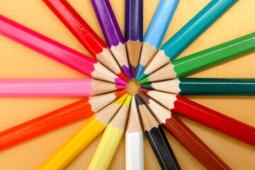 Naklejka premium Set of colorful pencil arranged in a circle on yellow background. 