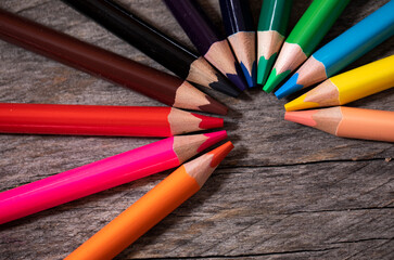 Naklejka premium pencils on wooden background. Back to school. 