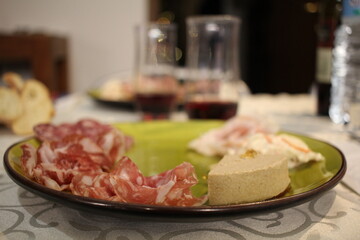 Cibo cotechino lenticchie patate salumi frutta