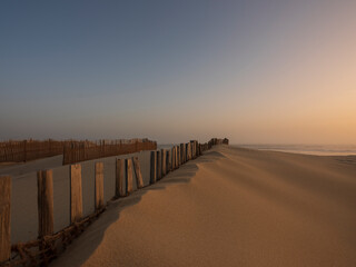 Ganivelles &agrave; l'oc&eacute;an
