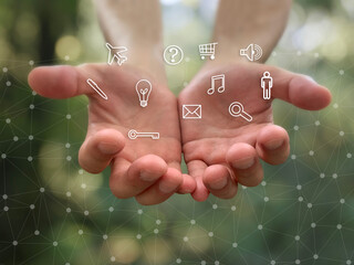 両手の上に浮いたアイコン画像