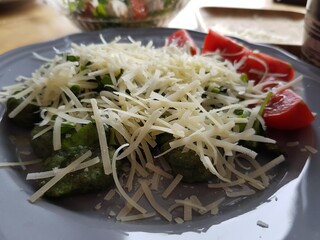 Spinach, cheese and tomatoes for a healthy diet