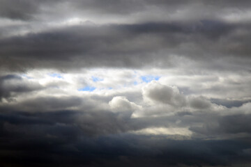chmury jako tekstura na tło. białe i ciemne obłoki chmur jak kompozycja sla tła.  - obrazy, fototapety, plakaty