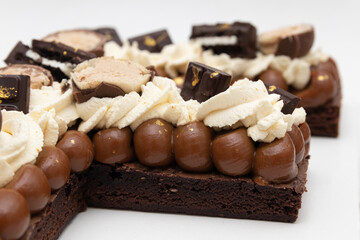 torta de chocolate con chocolates y bombones