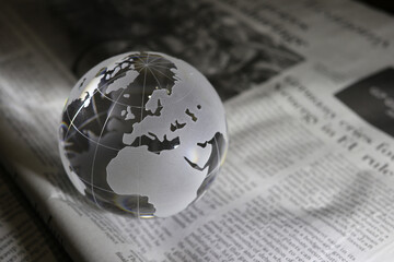 ガラスの地球儀と新聞　グローバルな事象のイメージ　glass globe(Europe and Africa) on newspapers	