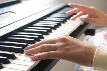 Obraz premium GIRL PLAYING PIANO