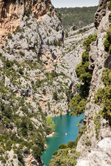 Canyon tr&egrave;s encaiss&eacute; avec une rivi&egrave;re &eacute;meraude et un petit bateau de promenade entour&eacute; de falaises calcaires verticales. Gorges du Verdon r&eacute;serve naturelle de St-Maurin, France