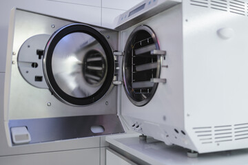 Autoclave for sterilizing medical instruments