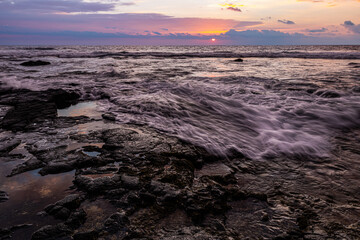 Obraz premium Sunset Over Tide Pools at Old Kona Airport Beach Park, Hawaii Island, Hawaii, USA