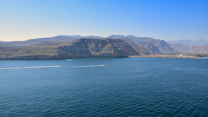 Boote im Meer vor Khasab im Oman