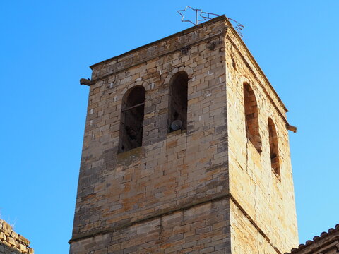 campanario de la iglesia de santa mar&iacute;a de guimer&aacute;, planta cuadrada, ojos campanarios de medio punto, g&aacute;rgolas figurando animales en la parte superior, l&eacute;rida, espa&ntilde;a, europa