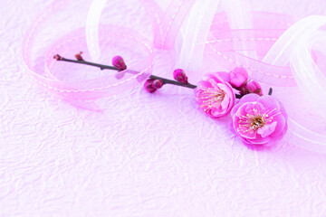 ピンクの梅の小枝とリボン