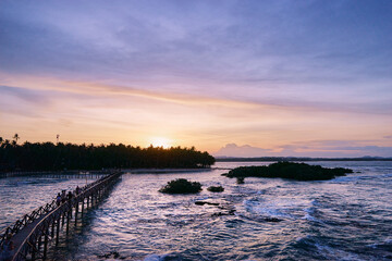 Obraz premium Beautiful landscape. Sunset on the seashore. Wooden bridge on Cloud 9 beach, Siargao Island Philippines.