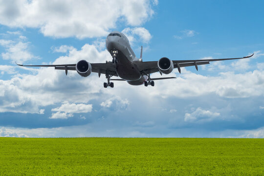 Flugzeug &uuml;ber Landschaft