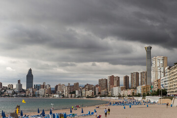 orage menaçant sur la ville de Bénidorm (Espagne)