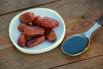 datteln sirup auf dem löffel