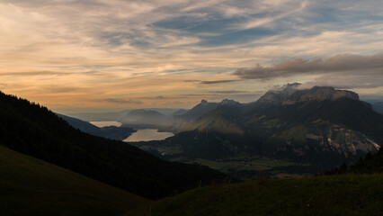 Obraz premium coucher de soleil sur le lac d'Annecy