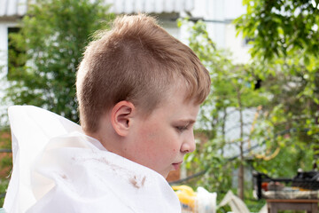 Obraz premium girl cuts the boy's hair with a clipper