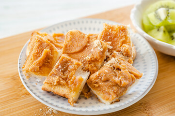 カットしたきな粉トースト