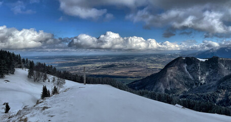 Fototapeta na wymiar Gipfelkreuz mit Aussicht im Winter am Erlbergkopf, Chiemgau, Bayern, Deutschland, Alpen