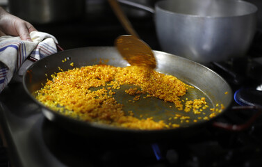 elaboración de paella con arroz en cocina