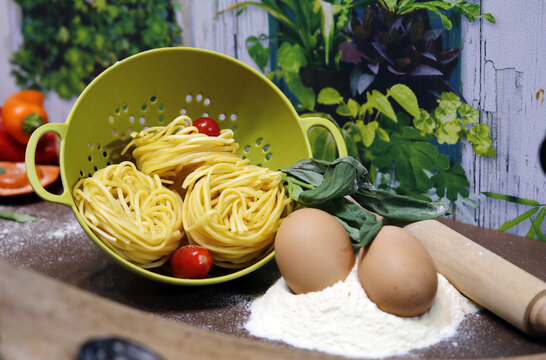 bodeg&oacute;n de pasta artesanal en mesa con los ingredientes de elaboraci&oacute;n