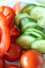 Nahaufnahme Tomaten und Gurkenteller