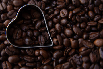 Obraz premium Freshly roasted and flavored coffee beans