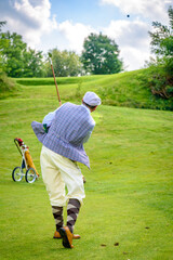 Fototapeta golfista retro wybija piłkę obraz