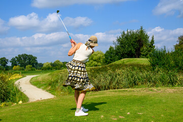 swing golfistki w stroju retro - obrazy, fototapety, plakaty