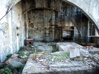 estancia de una fábrica abandonada en mal estado, con los elementos rotos y humedades
