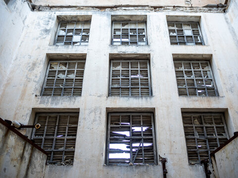 imagen ventanas rotas de una fábrica abandonada