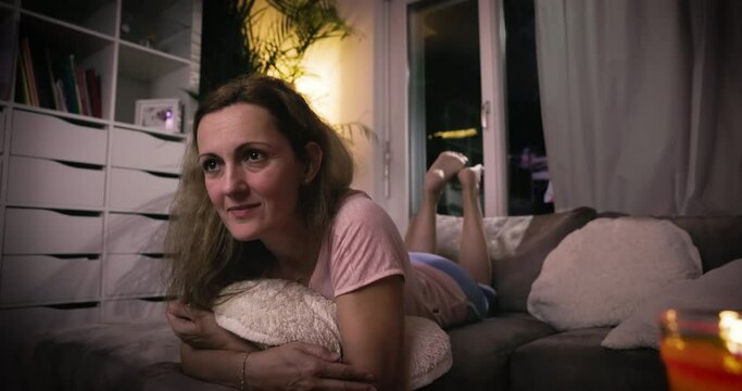 Blackout, Frau schaut TV und wird von einem Stromausfall &uuml;berrascht.