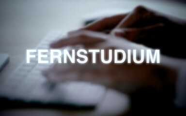 Fernstudium, im Hintergrund Hände die auf einer Tastatur tippen, Studium, Ausbildung, Hochschule,...