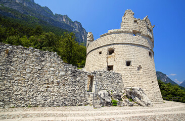 Włochy, Riva del Garda ruiny starego zamku na wzgórzu, biały zamek z wieżą