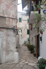 Fototapeta na wymiar Bari Vecchia, Vico Federico II di Svezia con scale bianche, Bari, Puglia, Italia