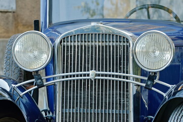 Oldtimer Opel, altes sehr gut restauriertes Auto, blau Lackiet, Opel Blitz - obrazy, fototapety, plakaty