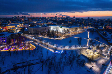 Fototapeta premium Nizhniy Novgorod. Festive lights. Aerial view of the Kremlin from the embankment.