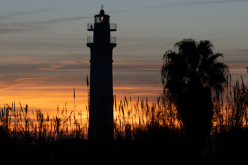 atardecer en la playa con faro