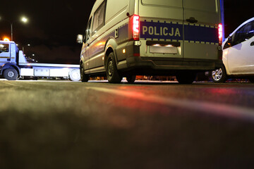Ambulans wypadkowy radiowóz ruchu drogowego podczas pomocy podczas wypadku drogowego wieczorem. - obrazy, fototapety, plakaty