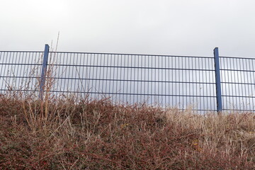 Gitterzaun. Metallzaun. Drahtzaun.