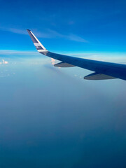 Obraz premium Airplane rear wing view over the sea.