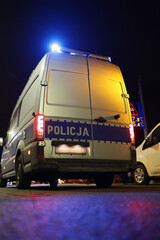 Ambulans wypadkowy radiowóz ruchu drogowego policji podczas pomocy podczas wypadku drogowego wieczorem. - obrazy, fototapety, plakaty