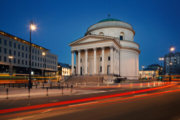 Warszawa, Plac Trzech Krzyży, Kościół Świętego Aleksandra, ruch uliczny, noc