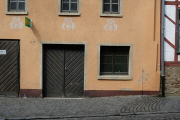 Fototapeta na wymiar FU 2020-08-30 BadME 158 Altes Haus mit brauner Fassade