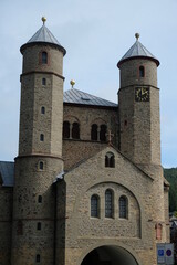 Fototapeta na wymiar FU 2020-08-30 BadME 359 Alte Kirche aus Stein mit Turmuhr