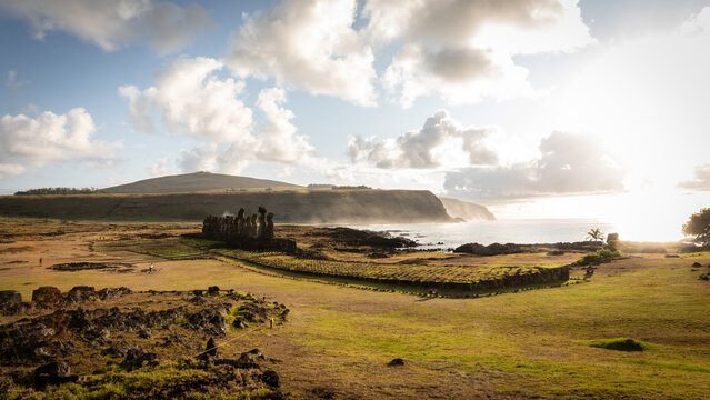 Die 15 Moais von Ahu Tongariki auf Rapa Nui erleuchten w&auml;hrend des Sonnenaufgang in einem goldenen Licht