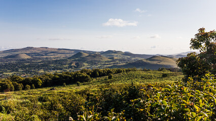 Der Ausblick vom Gipfel Rano Kaus hinab auf die grünen Landschaft samt Vukantrichter und Vulkanen...