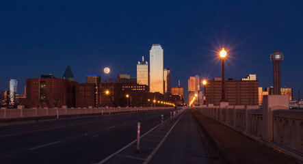 Obraz premium night view of the city with full moon