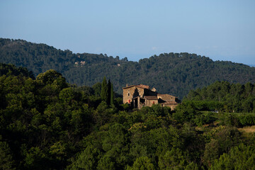 Mas provençal, villa en pierre typique, sur le sommet d'une montagne boisée et sauvage. France. © fred.do.photo